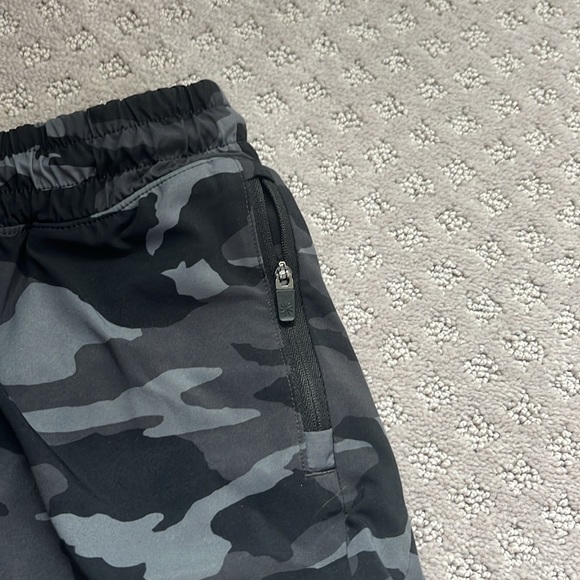 camouflage shorts from athleta girl, size 16. - Picture 3 of 5